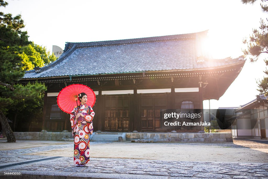 Geisha im Tempel