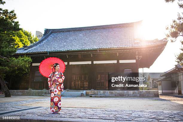 geisha at the temple - prefekturen kyoto bildbanksfoton och bilder