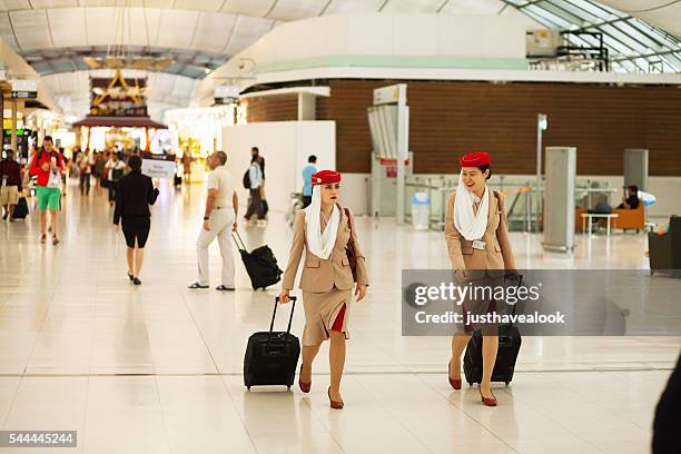 azafatas de emirates - emirates cabin crew fotografías e imágenes de stock