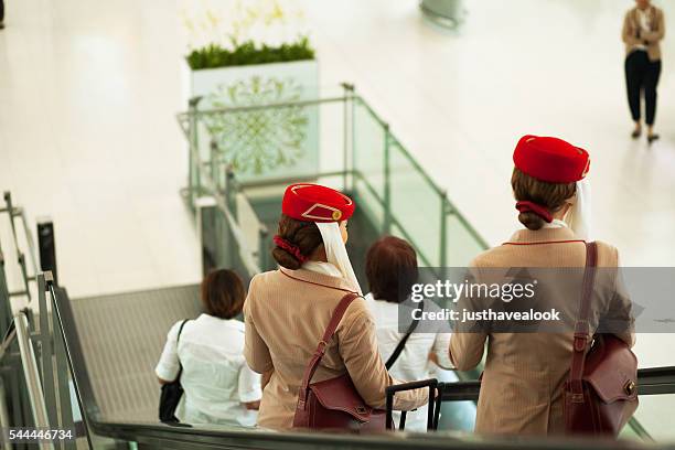 azafatas de emirates airlines - emirates cabin crew fotografías e imágenes de stock