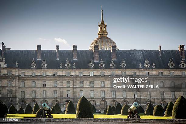 view of les invalides and formal gardens, paris, france - les invalides quarter stock pictures, royalty-free photos & images