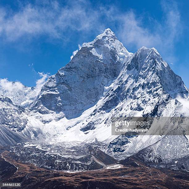 mount ama dablam -probably the most beautiful mountain in himalayas - ama dablam stockfoto's en -beelden