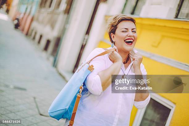 frau in der stadt - chubby man shopping stock-fotos und bilder