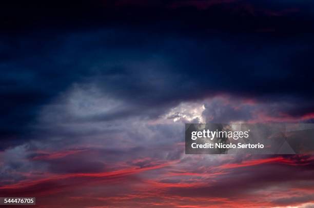 dramatic clouds at sunset - dramatic sky red stock pictures, royalty-free photos & images