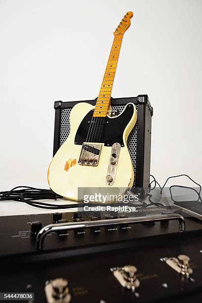 squier klassischen look telecaster mit dimarzio pickups und roland amp - fender guitar stock-fotos und bilder