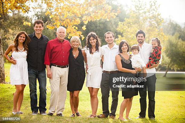 retrato de familia de tres generaciones - foto fotografías e imágenes de stock