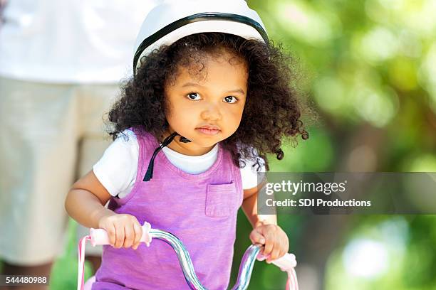 hermosa chica en un niño triciclo en el parque - one baby girl only fotografías e imágenes de stock