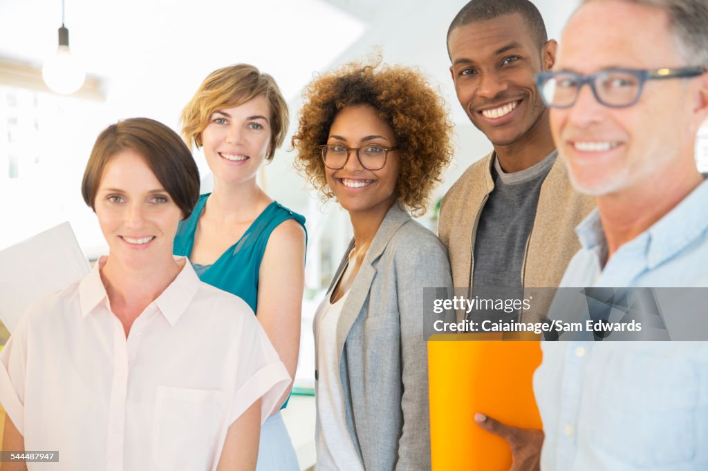 Retrato de grupo de trabajadores de oficina sonrientes