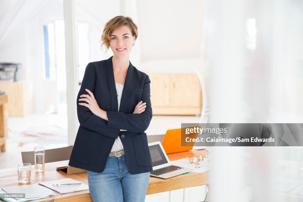 Retrato de una mujer joven en la oficina
