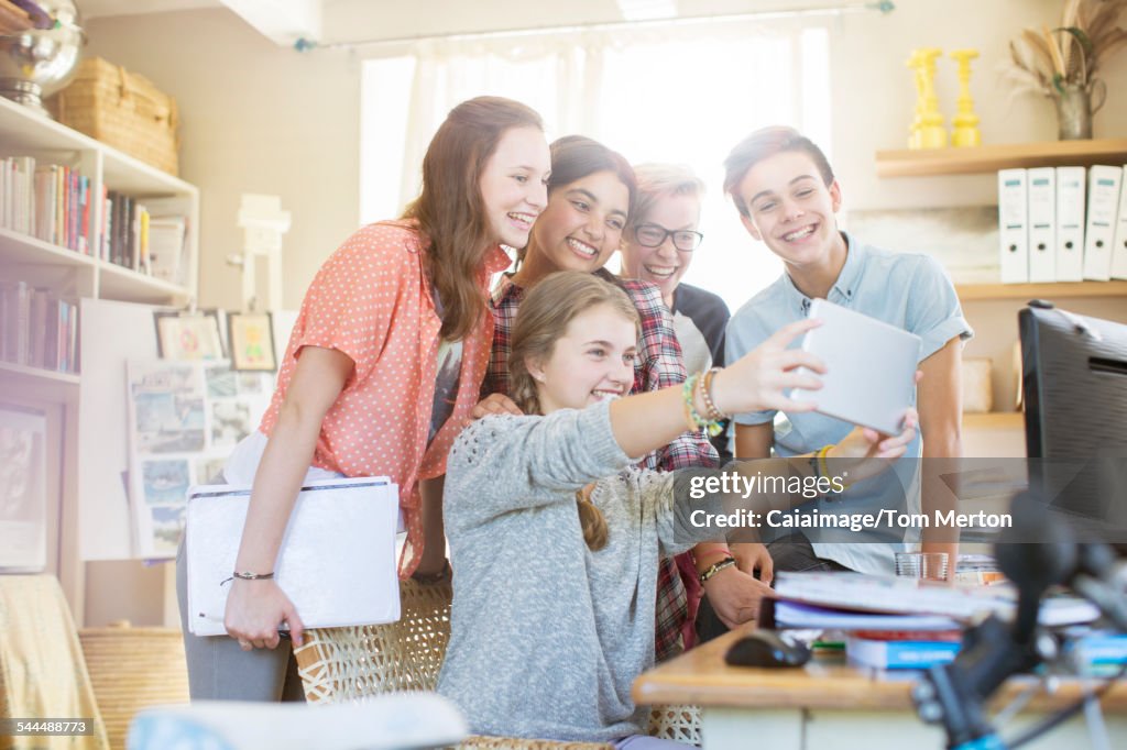 Gruppe von Teenagern, die Selfie mit digitalem Tablet machen