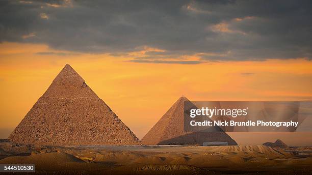 the pyramids, giza, egypt - クフ王　ピラミッド ストックフォトと画像