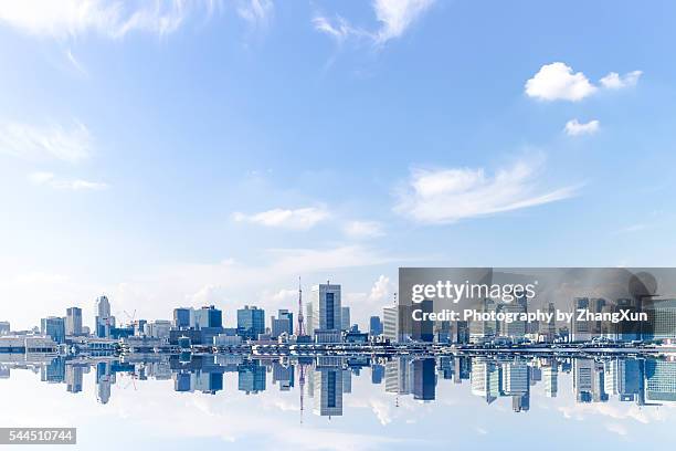 tokyo city waterfront skyline at daytime - baai van tokio stockfoto's en -beelden