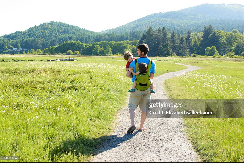 Father hiking with little children (2-3)