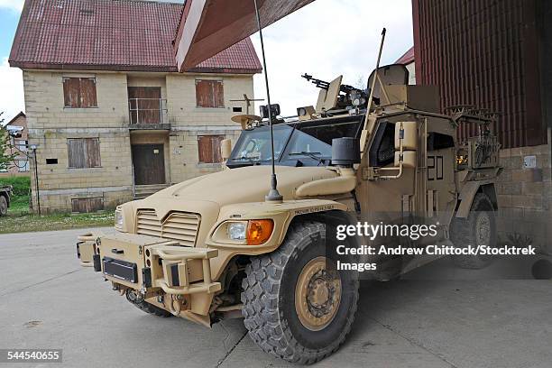 a husky tsv armored vehicle of the british army. - véhicule blindé photos et images de collection