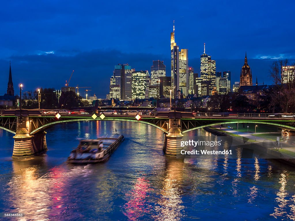 Germany, Frankfurt, River Main with Ignatz Bubis Bridge, skyline of finanial district in background