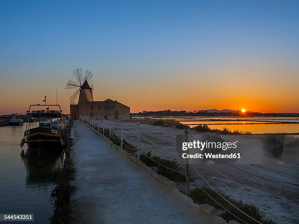 italy, sicily, laguna dello stagnone, marsala, saline ettore infersa windmill at sunset - marsala stock pictures, royalty-free photos & images