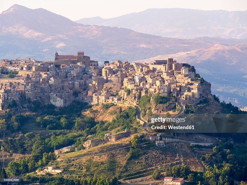 Italy, Sicily, Province of Enna, view from Enna to mountain village Calascibetta