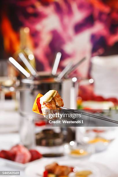 meat fondue - fondue stock-fotos und bilder