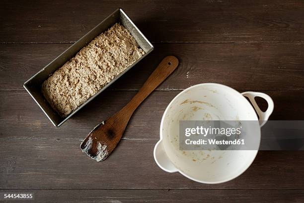 empty bowl, scraper and baking pan with buckwheat bread dough on wood - forma de bolo imagens e fotografias de stock