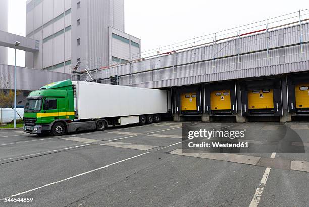 truck at a loading bay - loading dock 個照片��及圖片檔