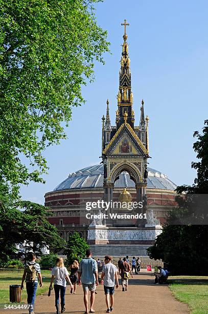 uk, london, kensington gardens, people walking towards the albert memorial and royal albert hall - albert memorial kensington gardens stock-fotos und bilder
