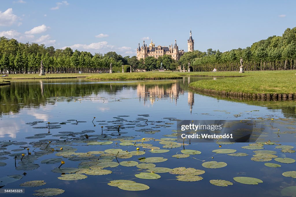 Germany, Mecklenburg-Vorpommern, Schwerin, castle with garden