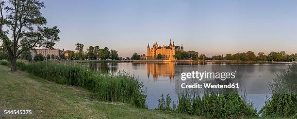 germany, mecklenburg-vorpommern, schwerin, schwerin castle at dusk - schwerin stock-fotos und bilder