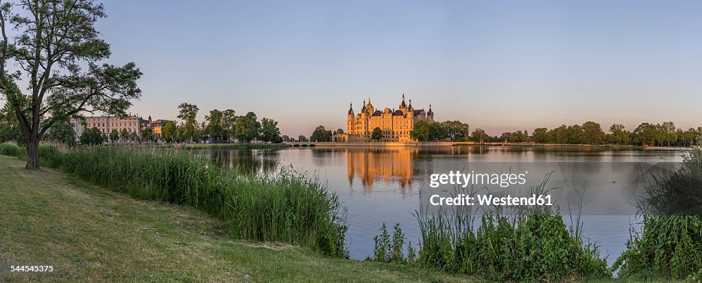 Germany, Mecklenburg-Vorpommern, Schwerin, Schwerin Castle at dusk
