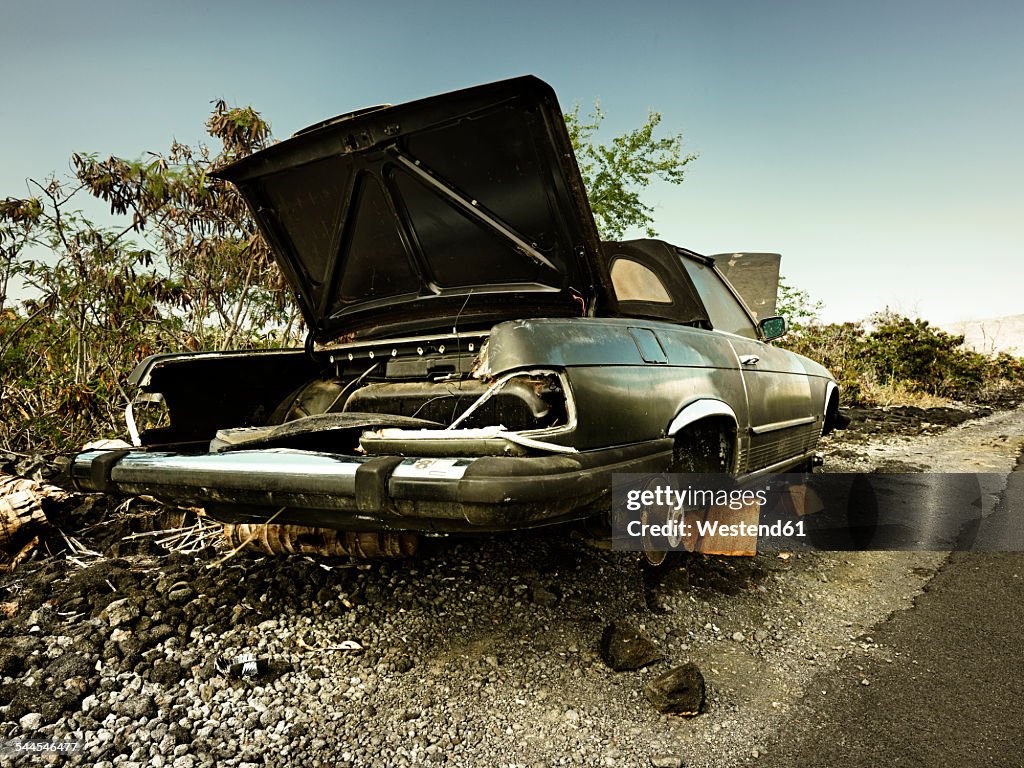 USA, Hawaii, Kona, broken car parked on roadside