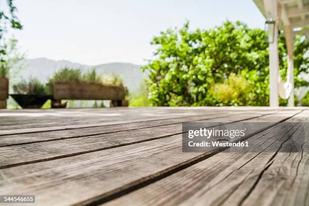 empty wooden terrace - holzbrett himmel stock-fotos und bilder