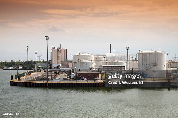 germany, ruhr area, gelsenkirchen, gas tanks at industrial harbor - vorratstank stock-fotos und bilder