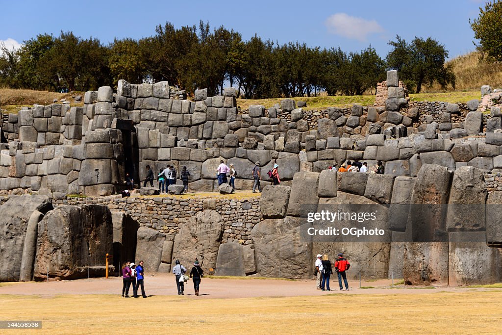 Turistas en el inca yacimiento arqueológico de Saqsaywaman, Cuzco, Perú