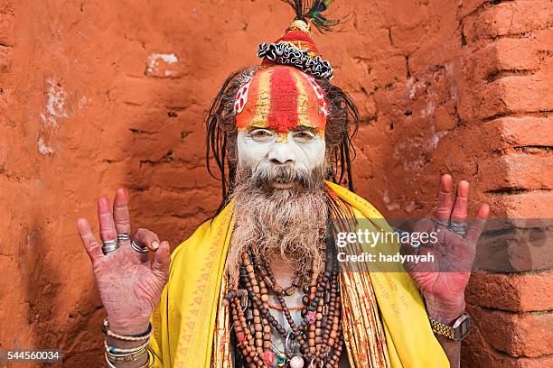 sadhu-indische heiliger mann sitzbereich im tempel, kathmandu, nepal - sadhu stock-fotos und bilder