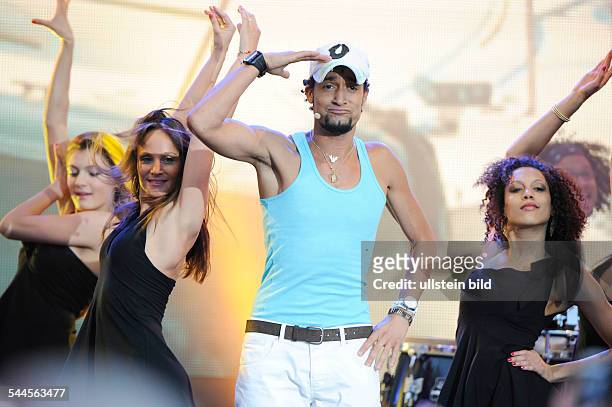 Medlock, Mark - Musician, Singer, Popmusik, Germany - performing in Hamburg, Germany, Spielbudenplatz, during a Grand Prix Party for the Eurovision...