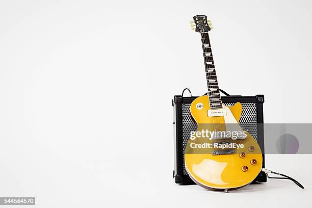 56 les paul pro guitarra eléctrica apoyarse en roland amplificador - gibson les paul fotografías e imágenes de stock