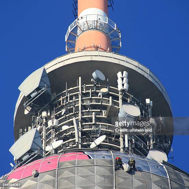 Deutschland, Berlin Mitte, Fernsehturm am Alexanderplatz - Industriekletterer befestigen einzelne Folien, die als Symbol für die...