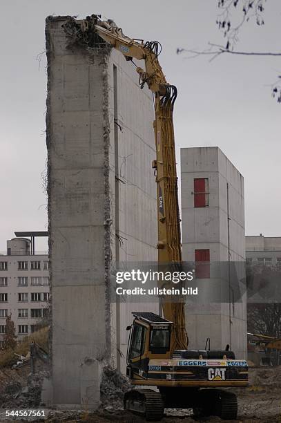 Berlin Kreuzberg : Baustopp des geplanten Dokumentationszentrums Topographie des Terrors des Architekten Peter Zumthor. Treppentürme des...