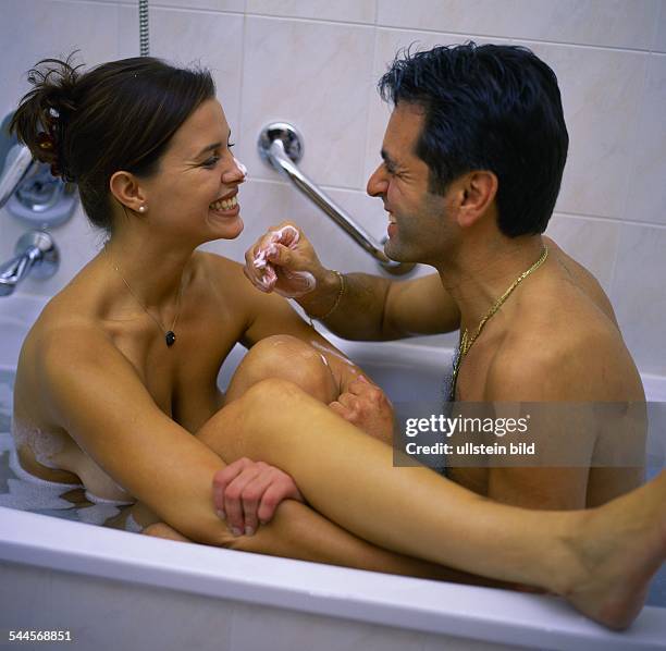 Mann und Frau in der Badewanne