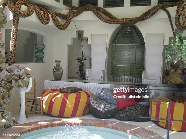 Dalí, Salvadore *-+Maler, E- Katalonien:Tempelchen am Swimmingpool seines Anwesens in Port Lligat