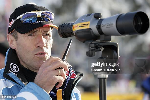 Frank Ullrich Trainer Nationalmannschaft Biathlon; D: spricht in ein Funkgerät und schaut durch ein Fernrohr