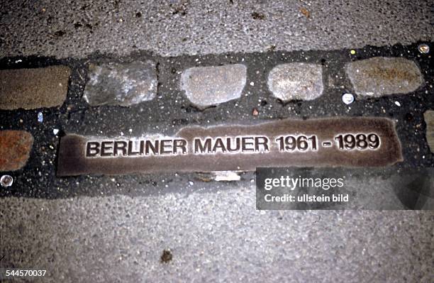 Deutschland, Berlin - Wedding, Bernauer StrasseMit einem Kopfsteinpflasterstreifen und einer Plakette wird der Verlauf der ehemaligen Berliner Mauer...