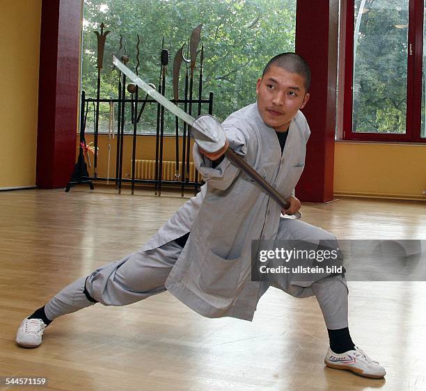 Deutschland, Berlin, Shaolin Tempel Deutschland in der Bundesallee 215. Meister Shi Yan Kai demonstriert Kampftechniken des Kung Fu.