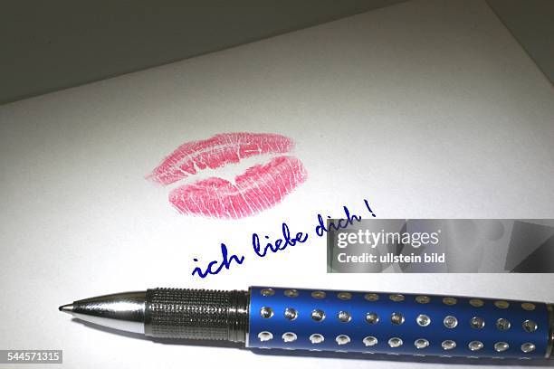 Liebesbrief, Lippenstift Kussmund, Zeile "ich liebe dich" und Kugelschreiber