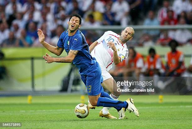 Fussball FIFA WM 2006, Finale in Berlin: Italien 4 n.E. - Spielszene: Zweikampf zwischen Marco MATERAZZI und Zinedine ZIDANE