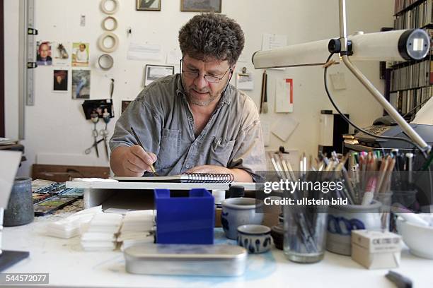 Nikolaus Heidelbach - freischaffender Kuenstler, Illustrator; D, arbeitet am Zeichentisch in seinem Atelier