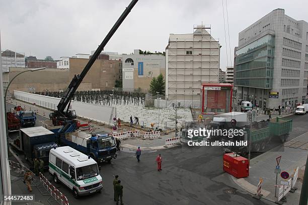 Zwangsräumung des Mahnmals für die Toten der Mauer am ehemaligen Checkpoint Charlie