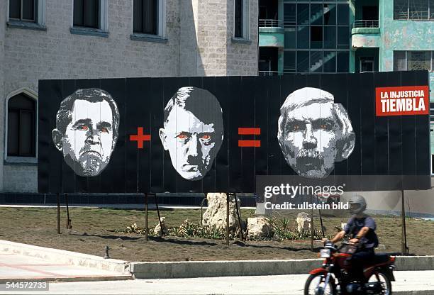 Kuba, Havanna - antiamerikanische Plakate vor der diplmmatischen Vertretung der USA in Kuba, die den amerikansichen Präsidenten Bush mit Hitler...