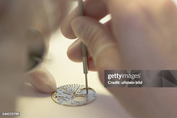 Deutschland, Sachsen, Glashütte - Uhrenherstellung im Werk des Uhrenherstellers A. Lange & Söhne - Montage der Platine