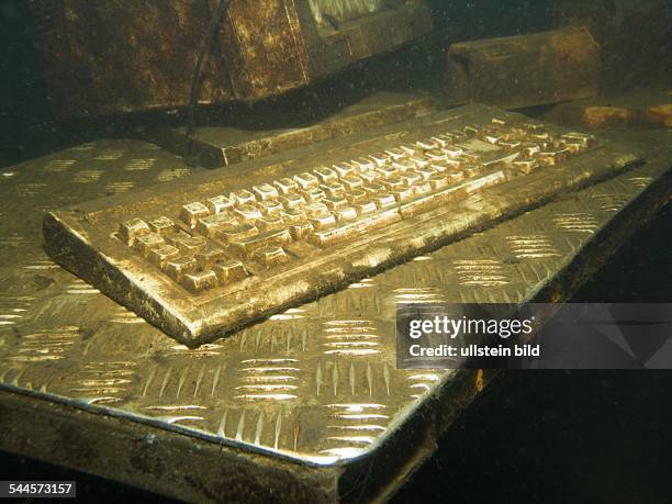 Umweltverschmutzung - Computertastatur auf einer Arbeitsplatte im Hohendeicher See, Hamburg.