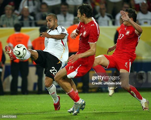 Gruppe A, Deutschland 0, Dortmund: David Odonkor am Ball gegen Polens Dariusz Dudka